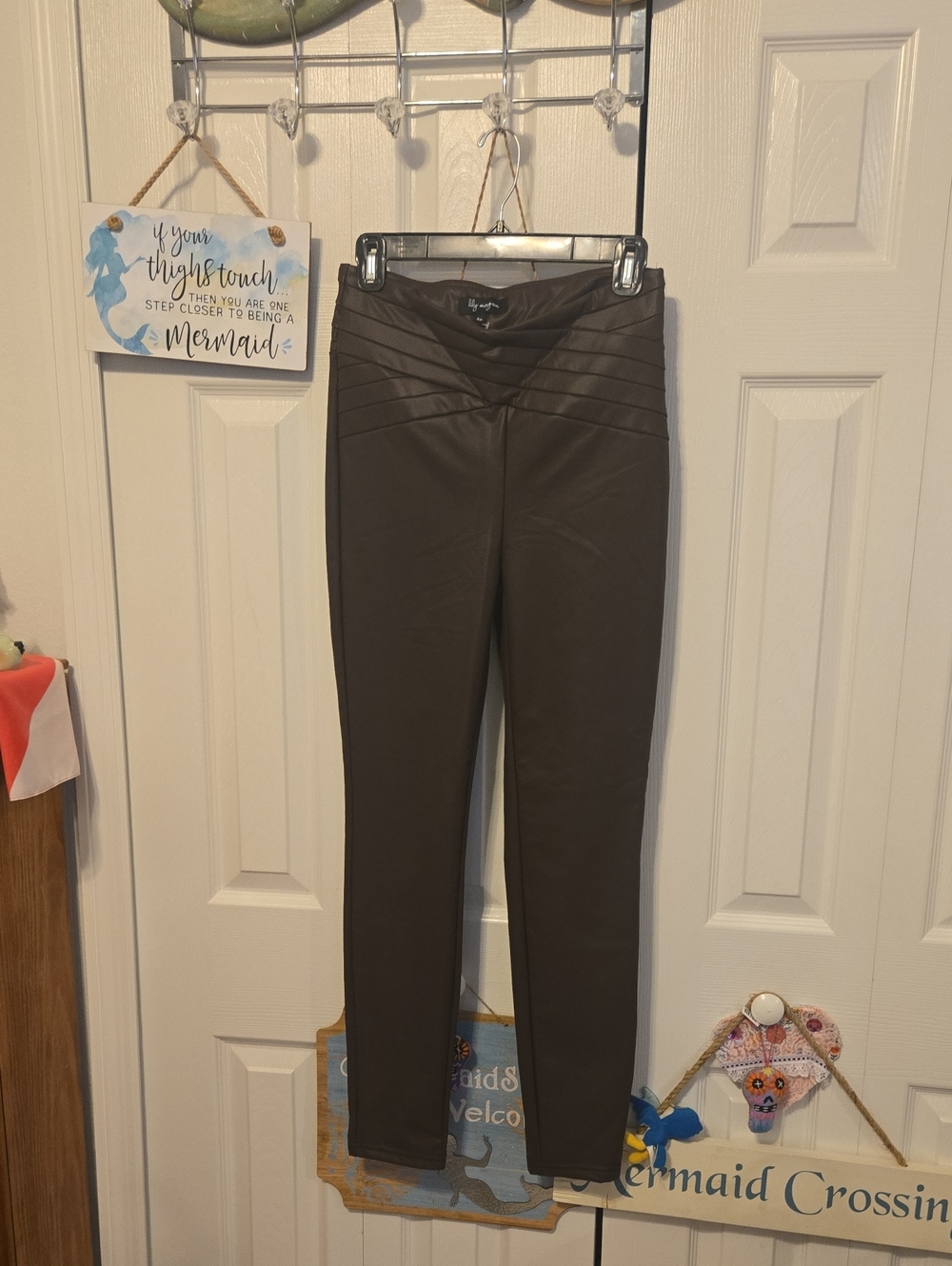 High-Rise Ponte Leggings with V-Front Detail in Brown